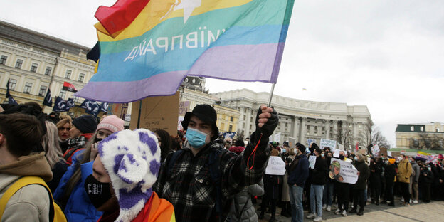 Menschen mit Regenbogenflaggen bei einer Demonstration.