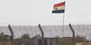 Ein Grenzposten mit ägyptischer Flagge.
