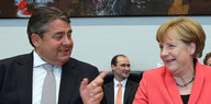 Wirtschaftsminister Gabriel lacht mit Kanzlerin Merkel
