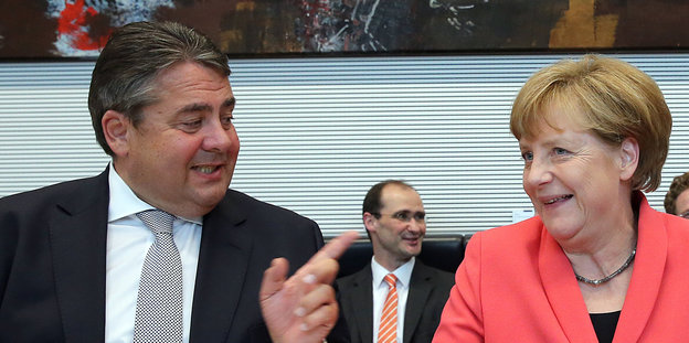 Wirtschaftsminister Gabriel lacht mit Kanzlerin Merkel