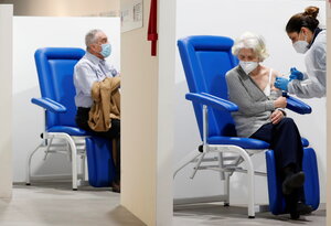 Eine ältere Dame lbekommt eine Spritze in den Arm in einem Impfzentrum Eine ältere Dame lbekommt eine Spritze in den Arm in einem Impfzentrum