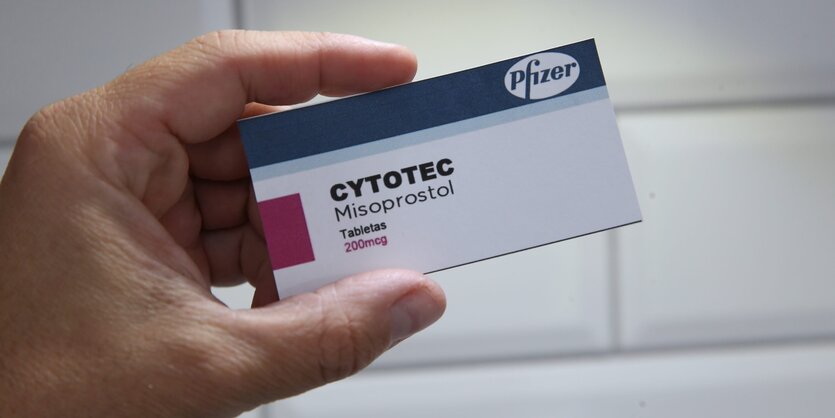 Eine Hand hält eine Packung "Cytotec"