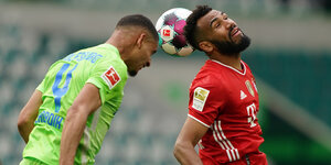 Wolfsburgs Abwehrspieler Maxence Lacroix (l) und Münchens Stürmer Eric Maxim Choupo-Moting versuchen beide, den Ball zu köpfen