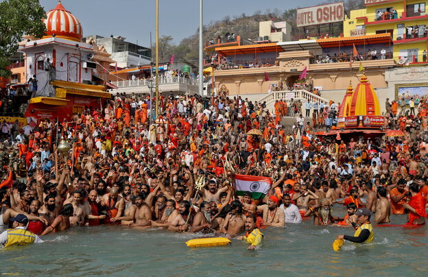 Viele Menschen am ganges.