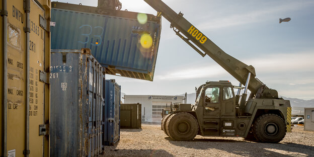 Ein Gabelstapler packt Bundeswehr-Ausrüstung in Afghanistan zusammen