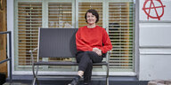 Verena Schneider, die ein faires Putzunternehmen gegründet hat, sitzt auf einer Bank