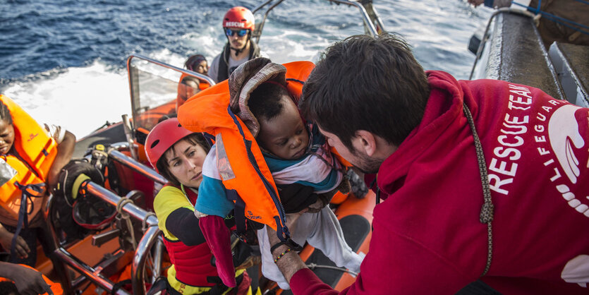 Rettungsaktion der NGO Proactiva Open Arms 72 Kilometer vor der Küste der libyschen Stadt al-Chums