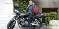 Gianis Varoufakis auf einem Motorrad