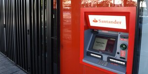 Ein roter Geldautomat.