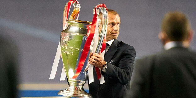 Uefa-Chef Ceferin nimmt Champions-League-Trophäe in die Hand