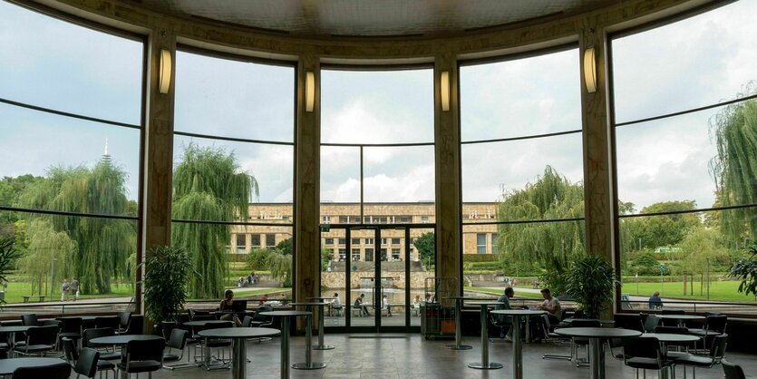 Blick durch eine Fenster auf einen park und ein anderes Gebäude.