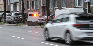 Blitzer an einer Hauptverkehrsstraße.