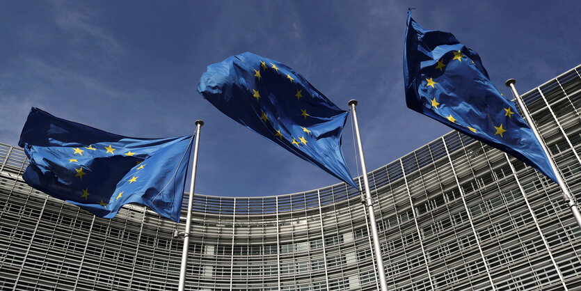 EU-Flaggen vor einem Hochhaus