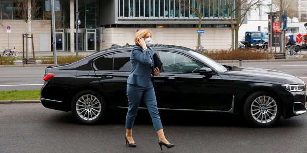 Landwirtschaftsministerin Klöckner vor einem Auto.