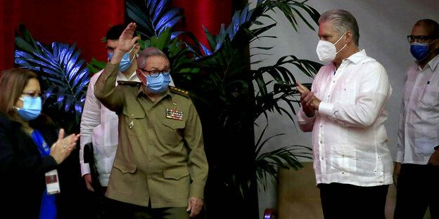 Raul Castro und Miguel Diaz-Canel auf einer Bühne.