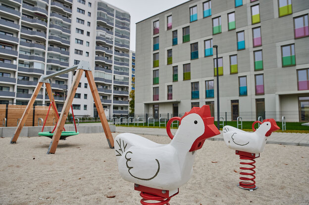 Spieleplatz zwischen Häusern. Spieleplatz zwischen Häusern.