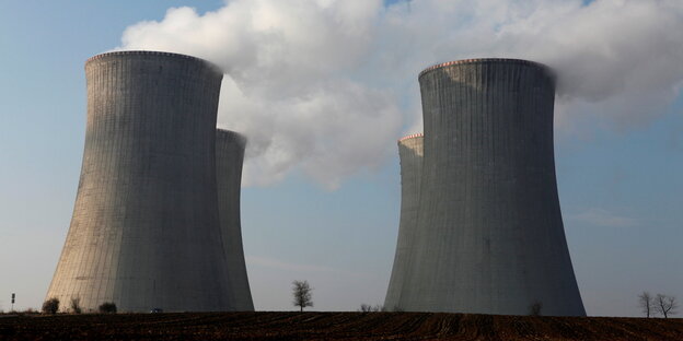 Aus vier Kühltürmen eines Atomkraftwerks steigt Dampf