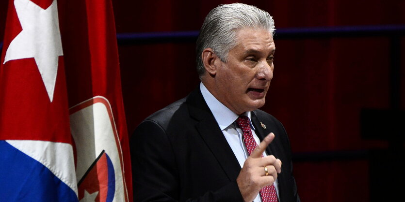 Miguel Diaz-Canel hält eine Rede