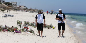 zwei Polizisten am Strand von Sousse
