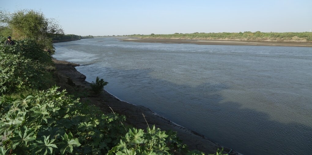 Flussbett mit grünem Ufer