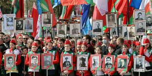 Kinder in rot, grün, weißen Uniformen während einer Parade