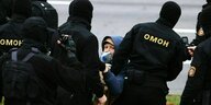 Ein Demonstrant wird von Omon-Speuzialkräften verhaftet