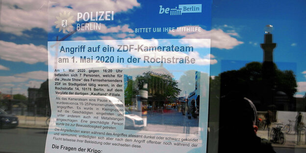 Ein Plakat der Polizei, es wird um Mithilfe bei der Aufklärung einer Straftat gebeten.