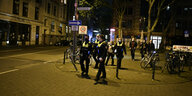 Polizisten auf Streife in der Nacht