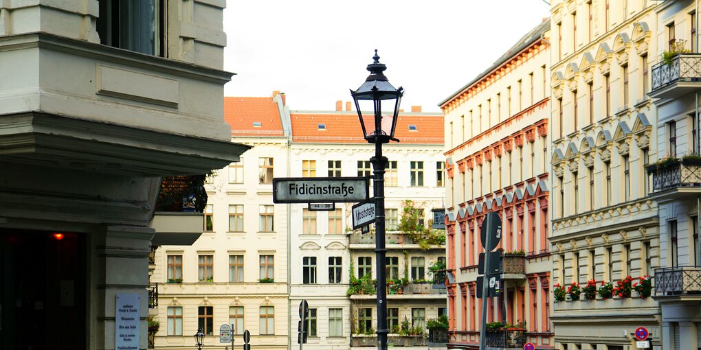 Eine Straßenlaterne und Gründerzeithäuser in Kreuzberg