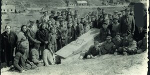 Jüdische Überlebende aus Buczacz errichten ein provisorisches Mahnmal für die ermordeten Juden der Region