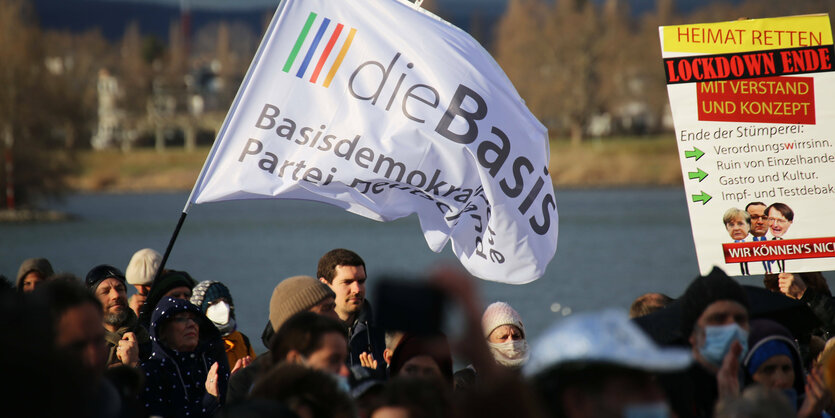 Demonstration gegen die Coronamaßnahmen - Demonstrierende mit Flagge der Pertei "Die Basis"