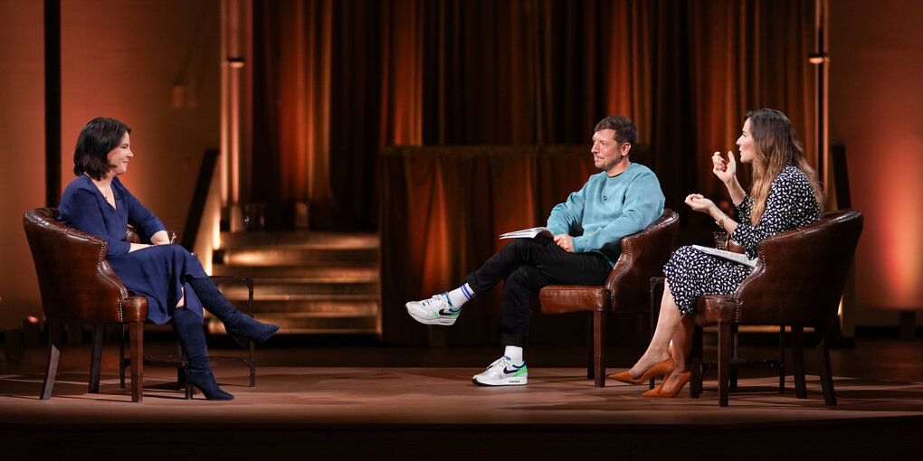 Das Kanzler-Kandidat:in-Interview bei Prosieben: Annalena Baerbock und Moderatoren Thilo Mischke, Katrin Bauerfeind sitzend im Fernsehstudio