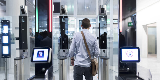 Rückenansicht eines Mannes: Automatisierte Passkontrolle am Züricher Flughafen