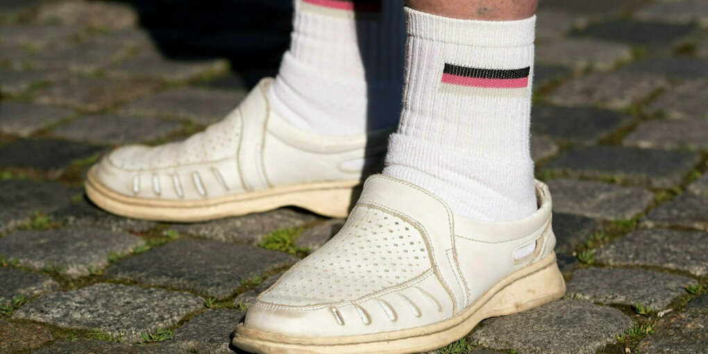 Weisse Socken mit Deutschland-Flagge in weißen Slippern