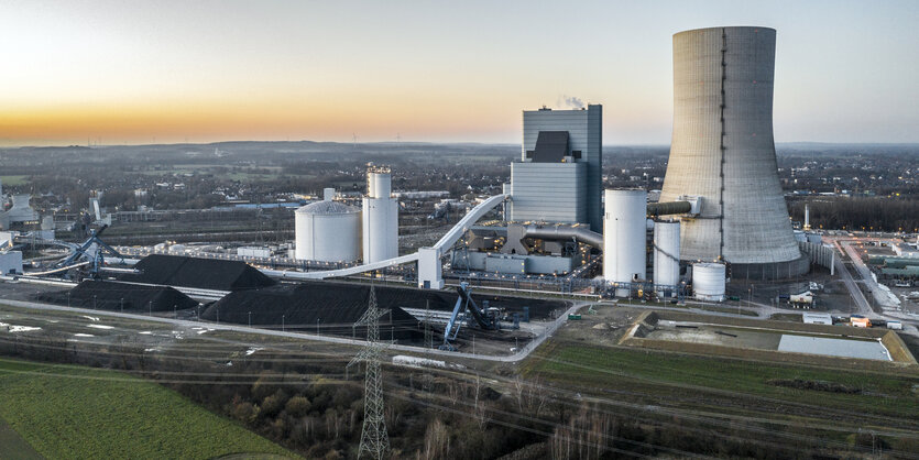 Blick auf das Steinkohlekraftwerk Datteln bei Sonnenuntergang