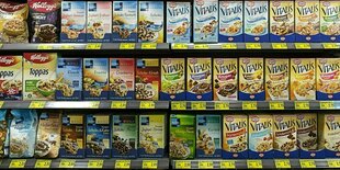 Müsli, verschiedene Sorten in einem Regal in einem deutschen Supermarkt,