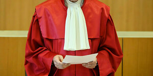 Richter des BVG in roter Robe
