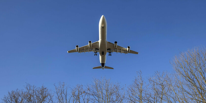 Flugzeug von unten fotografiert.