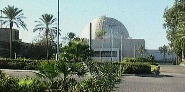 Ein Fernsehbiild einer Atomanlage mit palmen.