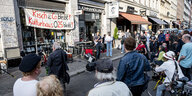 Viele Menschen protestieren vor der Buchhandlung in der Oranienstraße Kisch und Co. gegen Verdrängung