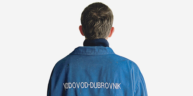 Rücken des Autors der seine Arbeiterjacke mit der Aufschrift "Vodovov Dubrovnik