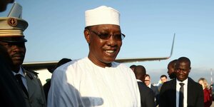 Idriss Deby lächelt in weißem Gewand und mit weißer Kopfbedeckung