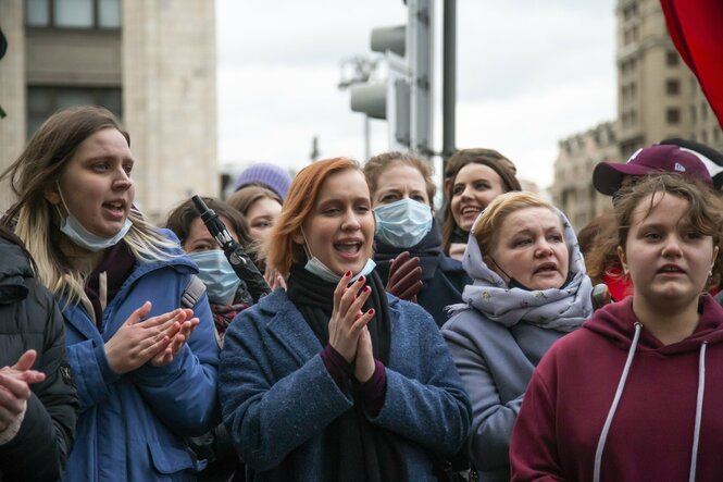 Demonstrantinnen klatschen.