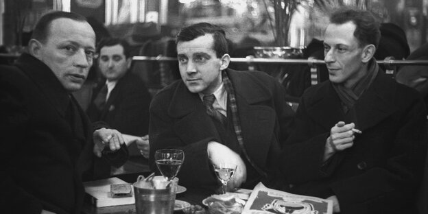 Ernst Johannsen, Bodo Uhse und Alfred Kantorowicz, drei Männer an einem Caféhaustisch
