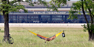 Hängematte vor Flughafen Tempelhof