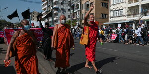 Mönche bei einer Demonstration