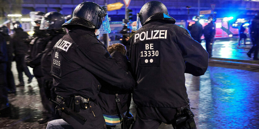 Demonstrant wird von zwei Polizisten festgenommen