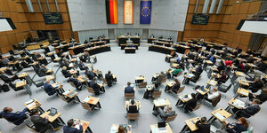 Das Foto zeigt den Plenarsaal des Abgeordnetenhauses, den Sitzungssaal des gesamten Parlaments.