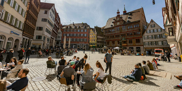 Ein gut besuchtes Cafe auf dem Tübinger Marktplatz im März
