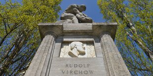 Denkmal für Rudolf Virchow am Karlplatz in Berlin Mitte